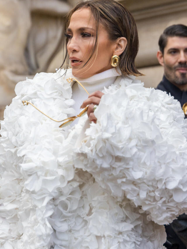 jennifer lopez wore 7000 real rose petals jacket